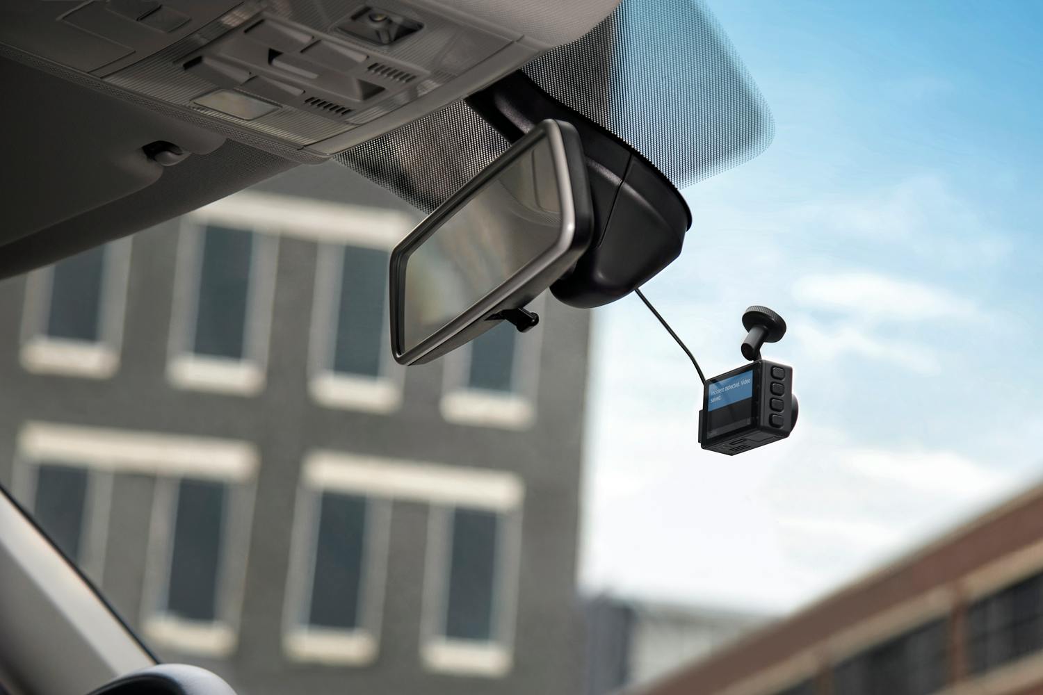 Dashbordkamera: Et dashbordkamera montert i frontruta på en bil.